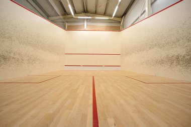 Boş squash sahası ultra geniş açı görüntüsü, insan yok.
