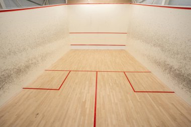 Boş squash sahası ultra geniş açı görüntüsü, insan yok.