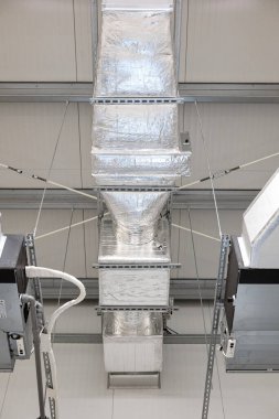 Endüstriyel havalandırma sistemi ve tavana monte edilmiş borular. Düşük açı, insan yok..