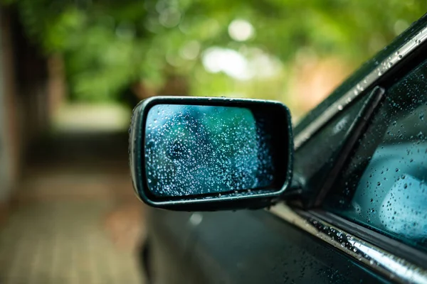 車のサイドミラーに雨滴 閉鎖ショット フィールドの浅い深さ ない人 — ストック写真