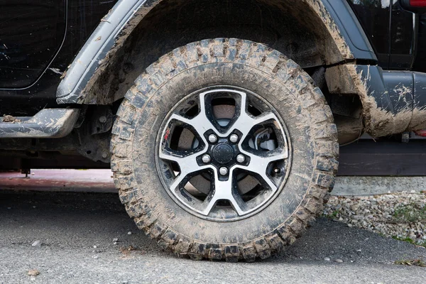 Suv 차량의 타이어에 진흙이요 각도로 가까이 아무도 — 스톡 사진