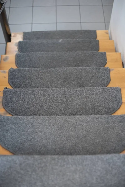 Üst görüşü güvenlik korkulukları olan kapalı bir merdiven.