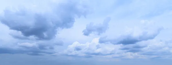 夏の曇天 写真の画像 青の色モノクロ パノラマ — ストック写真