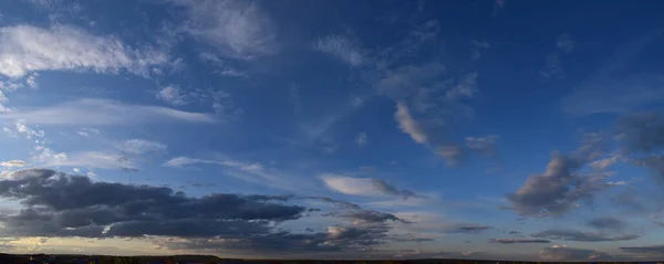 遠くへと進む雲の美しい景色パノラマ写真 水平空のイメージ 大気現象 — ストック写真