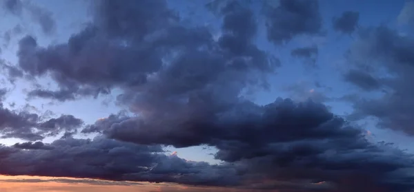 積雲と美しい夕日パノラマ写真 画像は水平方向に細長いです 大気現象 — ストック写真