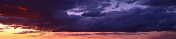 Beau Coucher Soleil Avec Cumulus Nuageuxphotographie Panoramique Image Est Allongée — Photo