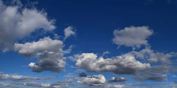 夏に水平線の美しい白い雲を残し パノラマ写真 画像は水平方向に細長いです 大気現象 — ストック写真