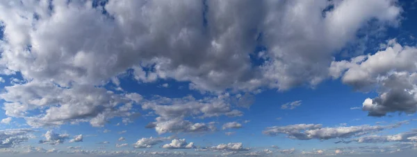 夏に水平線の美しい白い雲を残し パノラマ写真 画像は水平方向に細長いです 大気現象 — ストック写真