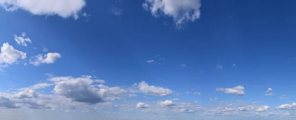 美しい雲 青い空に対する光 寒さと暗い色の様々な 大気現象のパノラマ写真 蒸気の形での水粒子の濃度 — ストック写真