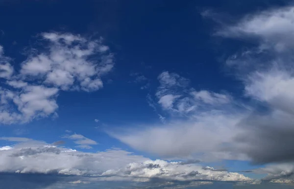 大気現象のパノラマ写真 水蒸気の形での水粒子の濃度 — ストック写真