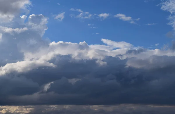 Тревожная Облачность Разнообразие Светлых Холодных Темных Тонов Фоне Голубого Неба — стоковое фото