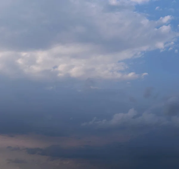 Тривожна Хмарність Різноманітність Світлих Холодних Темних Тонів Тлі Блакитного Неба — стокове фото
