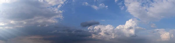 Verontrustende Bewolking Variatie Licht Koude Donkere Tinten Tegen Een Blauwe — Stockfoto