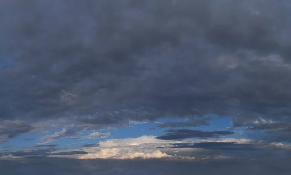 夜遅く 差し迫った 強力な雷雲 パノラマ写真 画像は 水平方向に細長いです 大気現象 — ストック写真