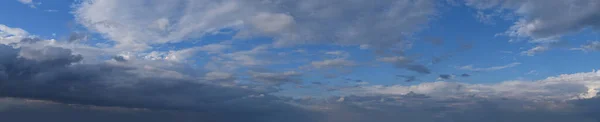 夜遅く 差し迫った 強力な雷雲 パノラマ写真 画像は 水平方向に細長いです 大気現象 — ストック写真