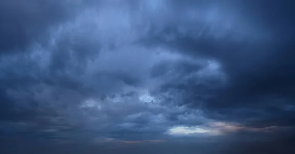 Später Abend Drohende Mächtige Gewitterwolken Panoramafotografie Das Bild Ist Horizontal — Stockfoto