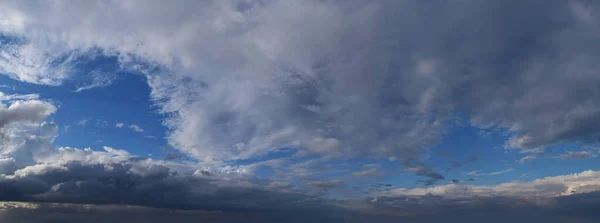 Avonds Laat Dreigende Krachtige Donderwolken Panoramische Fotografie Het Beeld Horizontaal — Stockfoto