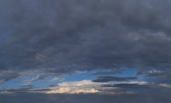 Tarda Serata Nubi Temporalesche Incombenti Potenti Fotografia Panoramica Immagine Orizzontalmente — Foto Stock