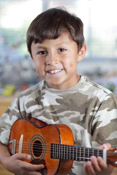 Garçon jouer de la guitare — Photo