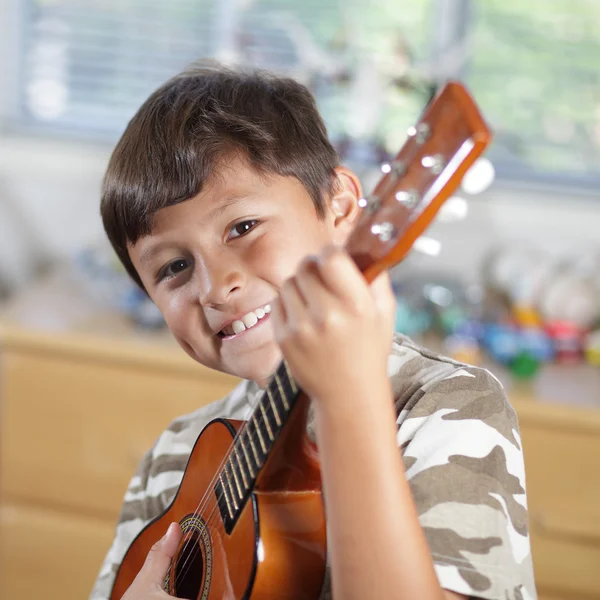 Pojke spela gitarr — Stockfoto