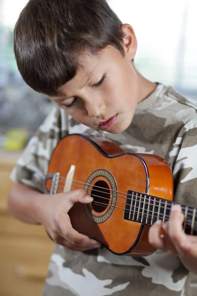 Chłopiec gra gitara — Zdjęcie stockowe