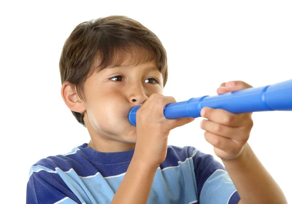 Menino soprando chifre de brinquedo azul — Fotografia de Stock