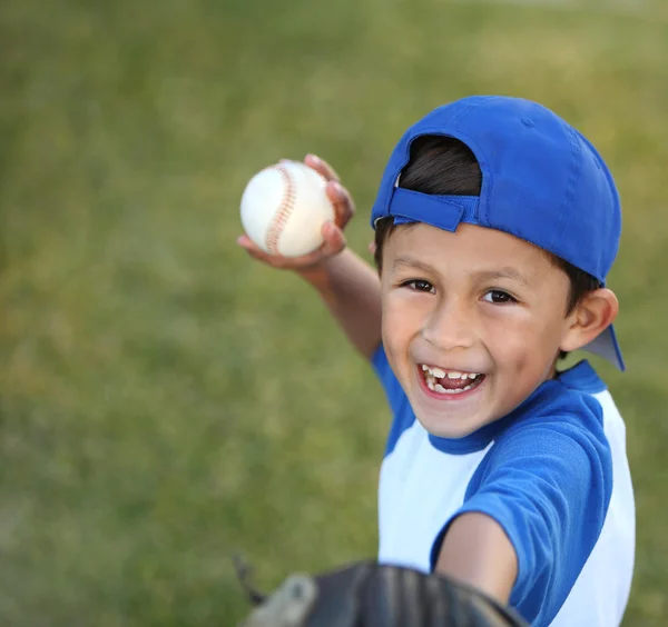 Menino com luva de beisebol e bola — Fotografia de Stock