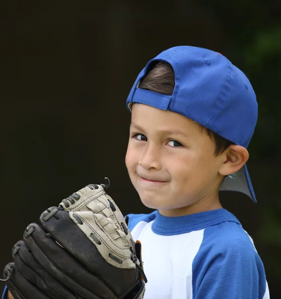 Hispanische Baseballjunge mit blau-weißer Kleidung und Handschuh am Kopf — Stockfoto