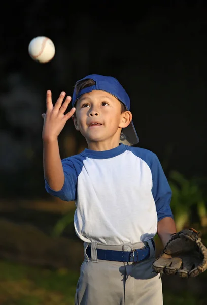 Jeune garçon attrapant le baseball — Photo