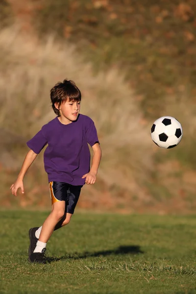 Garçon jouer avec le ballon de football — Photo