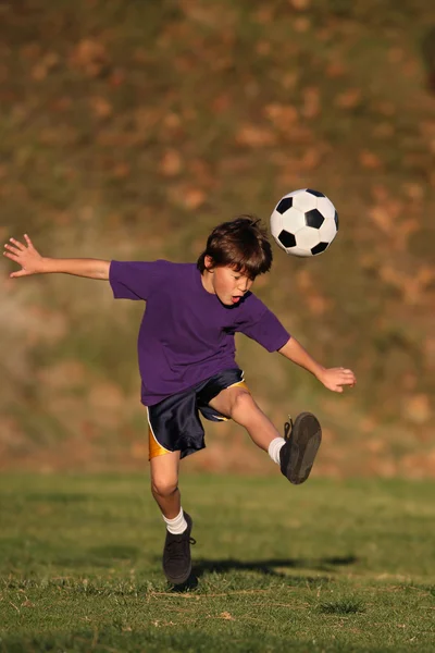 Pojken sparkar fotboll — Stockfoto