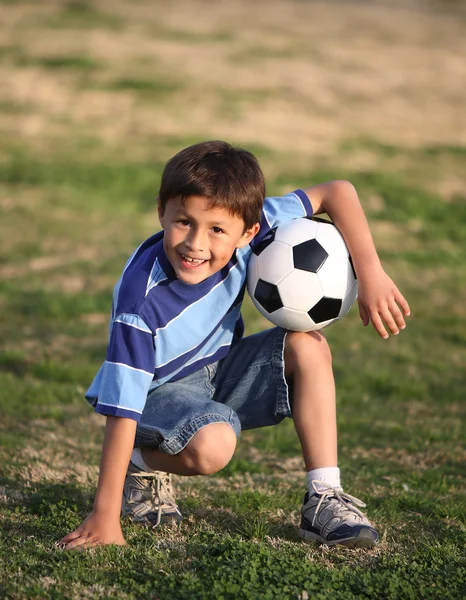 Niño latino con pelota de fútbol —  Fotos de Stock