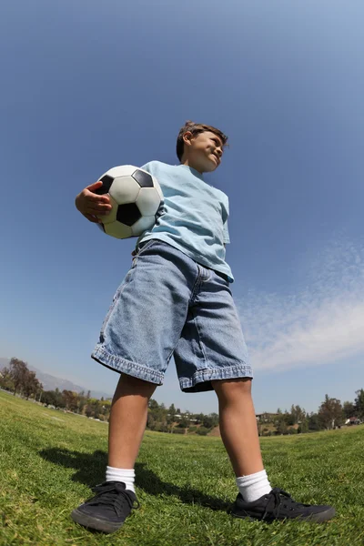 男孩与足球球 — 图库照片