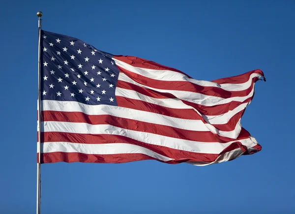 Bandeira dos Estados Unidos soprando no vento — Fotografia de Stock