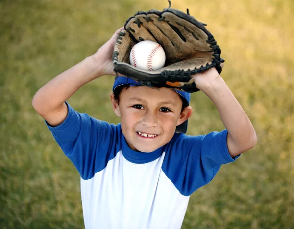 小男孩用 basball 手套和球 免版税图库照片