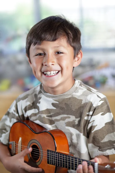 Junge mit Gitarre — Stockfoto