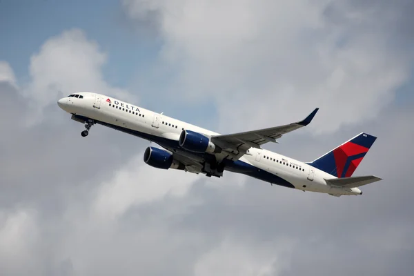 Los angeles luchthaven aviation - een delta airlines boeing 757-324 — Stockfoto
