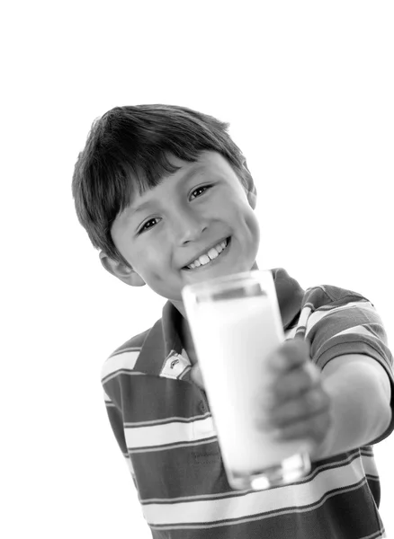 Chico ofreciéndonos un vaso de leche — Foto de Stock