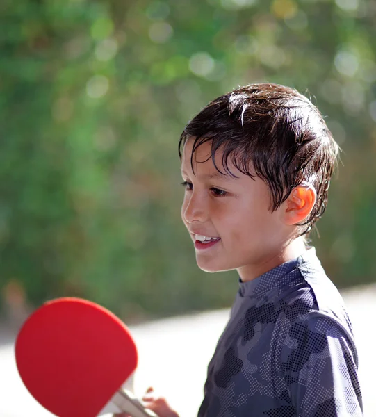 Мальчик играет в настольные тенни — стоковое фото