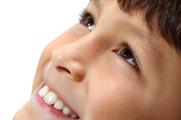 Närbild av ung pojkes ögon leende — Stockfoto