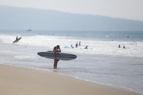 Surfers in Manhattan Beach, CA — Stock Photo, Image