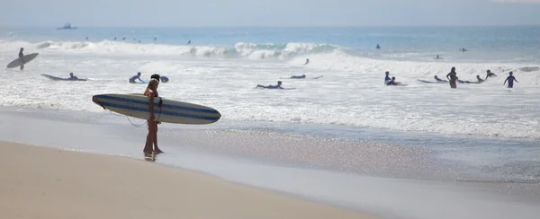 Surfisti a Manhattan Beach - panorama — Foto Stock