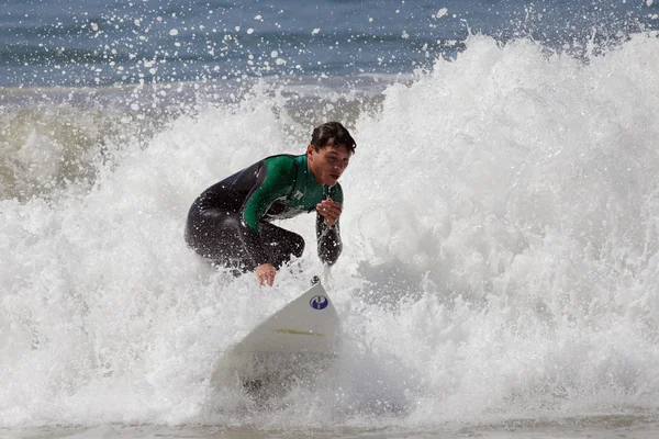 Surfing och surfare — Stockfoto