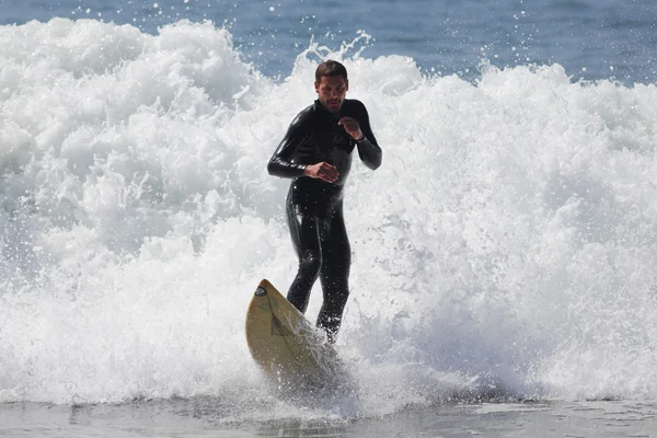Surfen und Surfer — Stockfoto