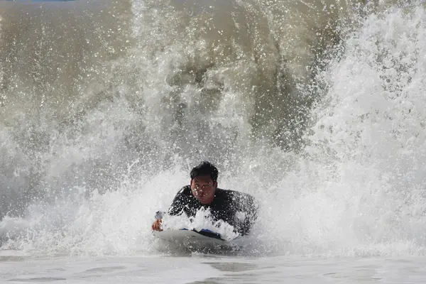 Surfen und Surfer — Stockfoto