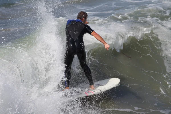 Surfing och surfare — Stockfoto