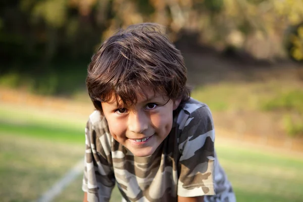 Feliz niño sonriente en el parque cerca del atardecer — Foto de Stock