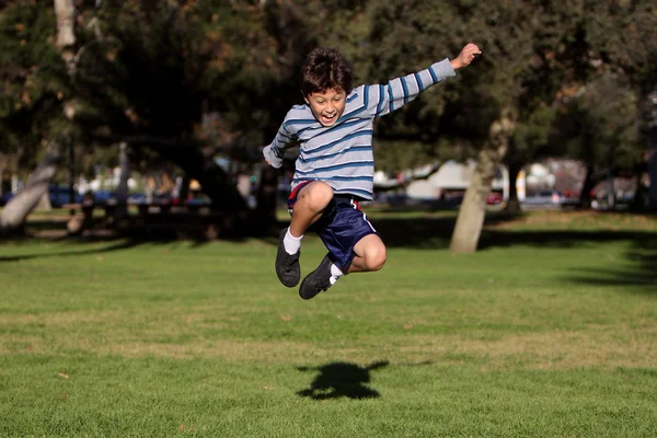 Junge springt in Park — Stockfoto