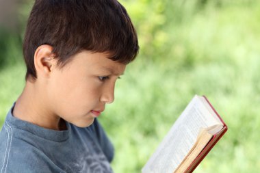 genç çocuk okuma kitabı dışında