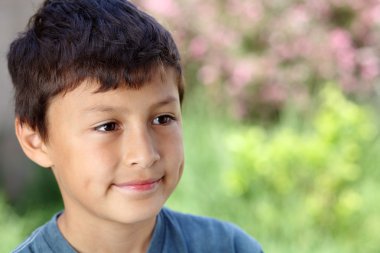 çocuk dışarıda gülümseyen